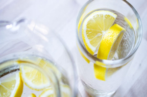 Вода с лимоном для устранения запаха перегара