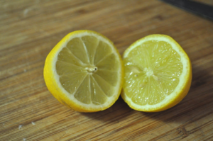 Острый приступ тошноты поможет снять ингаляция с лимоном
