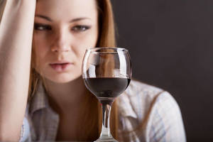 Первые признаки алкоголизма у женщин